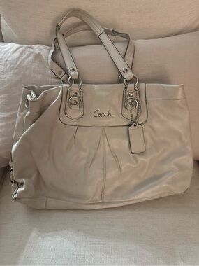 Coach Leather Tote matching wallet in Light Taupe